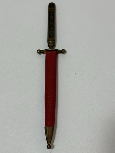 Stiletto dagger letter - dagger,
